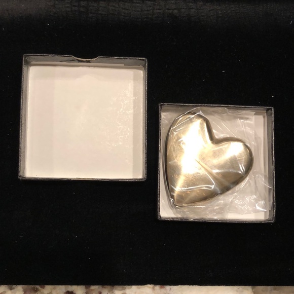 Heart shaped new paperweight with gift box - Picture 6 of 6